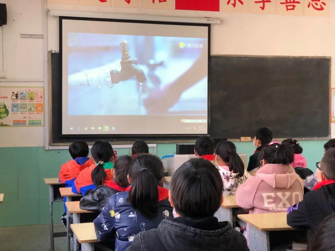 喜迎龙年2024国潮红色海报图片